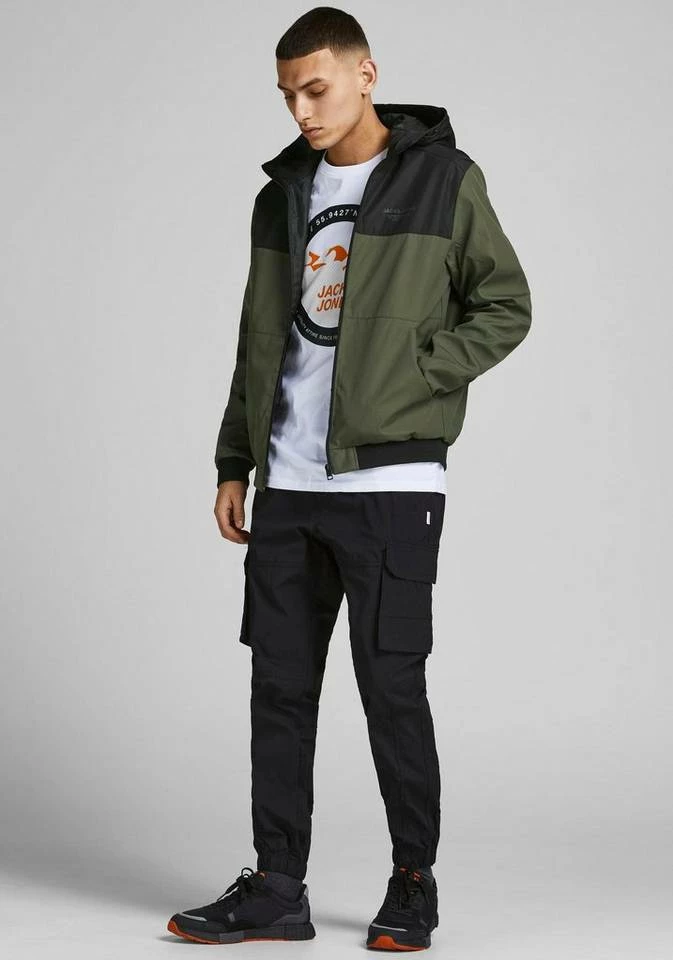 Blitzangebot 👍 Jack & Jones Blouson »SEAM JACKET HOOD« Olivgrün, Schwarz, Hellgrau, Rot-schwarz 🌟 4 Blitzangebot 👍 Jack & Jones Blouson »SEAM JACKET HOOD« Olivgrün, Schwarz, Hellgrau, Rot-schwarz 🌟 – Bild 4