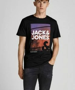 Angebote 🧨 Jack & Jones T-Shirt »URBAN-CITY TEE SS CREW NECK« Weiß, Bordeaux, Marine, Schwarz 🎁 22 Angebote 🧨 Jack & Jones T-Shirt »URBAN-CITY TEE SS CREW NECK« Weiß, Bordeaux, Marine, Schwarz 🎁 -Offizieller Jones-Shop a898100e e493 5918 be49 2ea2dbc45363
